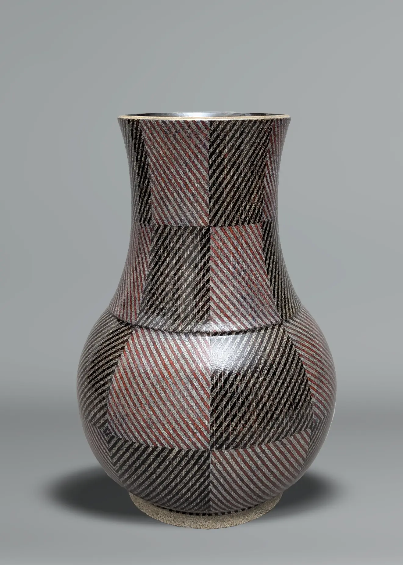 Kunio Watanabe Vase contemporain rouge noir et argent à décor géométriques en damier, porcelaine, vers 2015, hauteur 29.5cm