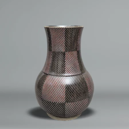 Kunio Watanabe Vase contemporain rouge noir et argent à décor géométriques en damier, porcelaine, vers 2015, hauteur 29.5cm