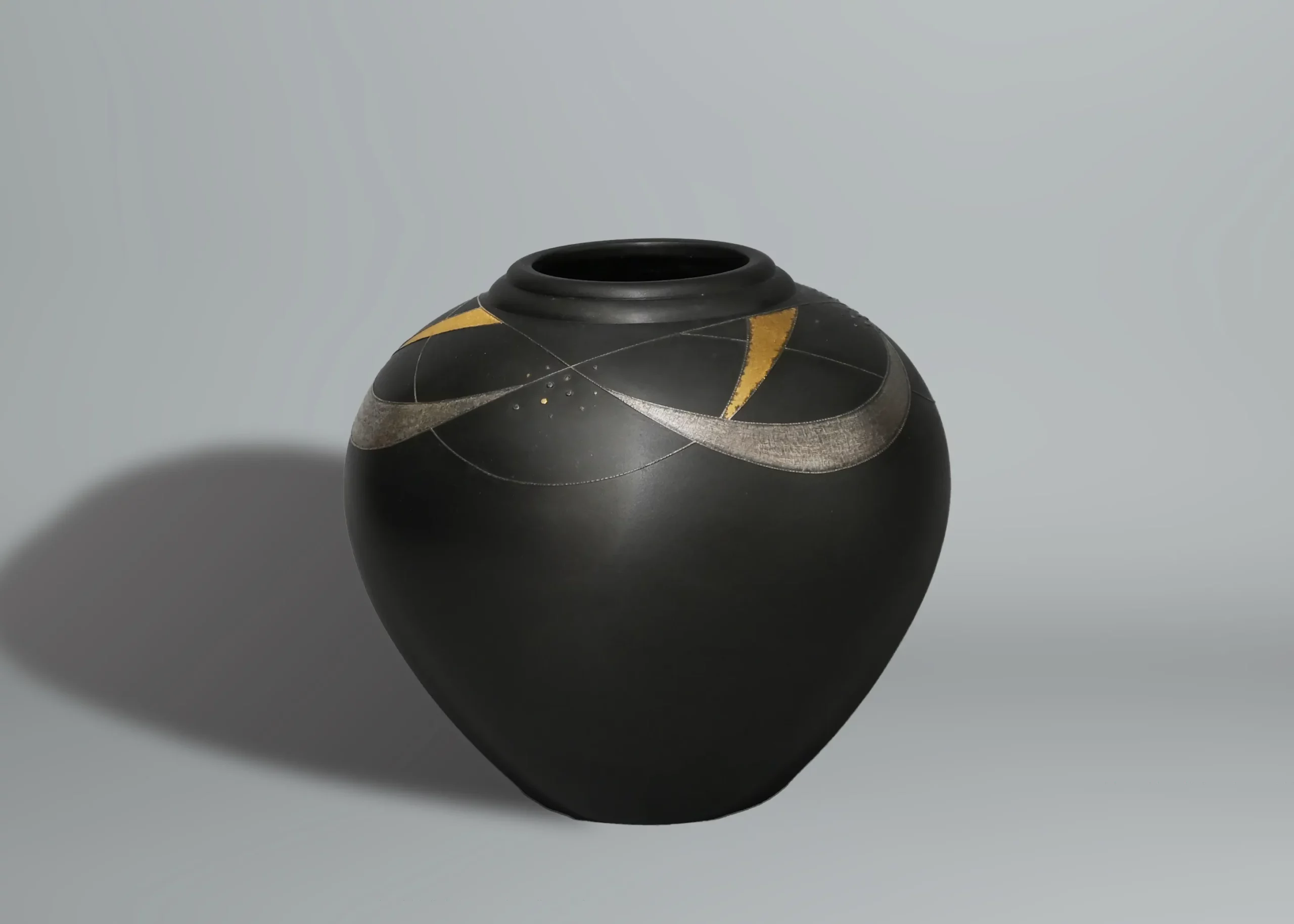 Vase en bronze à décor géométrique